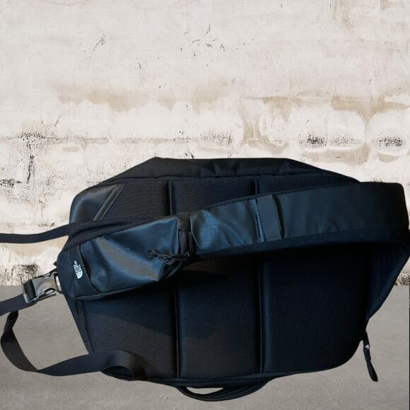 The North Face NWOT Base Camp Voyager Sling in Black - Picture 4 of 7